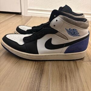 Nike Air Jordan 1 Mid
SE Royal Black Toe